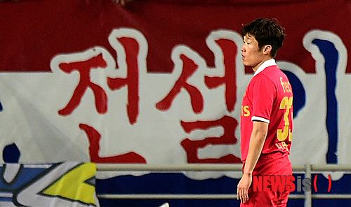 【수원=뉴시스】강종민 기자 = 22일 오후 경기 수원월드컵경기장에서 열린 PSV 아인트호벤과 수원삼성 경기에서 아인트호벤 박지성이 그라운드에 우뚝 서 있다. 2014.05.22&nbsp; ppkjm@newsis.com 