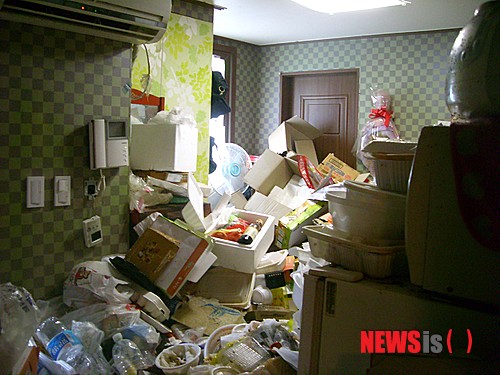 【부산=뉴시스】하경민 기자 = 지난 21일 부산의 한 원룸에서 심한 우울증과 대인기피증을 앓고 있는 20대 여성이 1년 동안 바깥출입을 하지 않은 채 쓰레기더미에서 생활하다가 자살 직전에 경찰의 도움으로 구조됐다.&nbsp; 사진은 쓰레기더미로 가득찬 이 여성의 원룸 내부 모습. (사진=부산진경찰서 제공)&nbsp; yulnetphoto@newsis.com