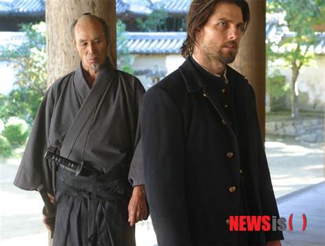 【서울=뉴시스】비중 없는 배역으로 50여 년 간 죽는 연기만 5만 번 넘게 한 일본 배우가 71세가 돼서 최초로 주연이 됐다. 지난 19일(현지시간) 월 스트리트 저널은 일본 배우 후쿠모토 세이조(福本淸三)의 연기 인생을 조명하면서 이같이 전했다. 지난 2003년 톰 크루즈 주연 '라스트 사무라이'에서의 후쿠모토(왼쪽)가 크루즈와 함께 연기하고 있는 모습. (사진출처: AP통신)