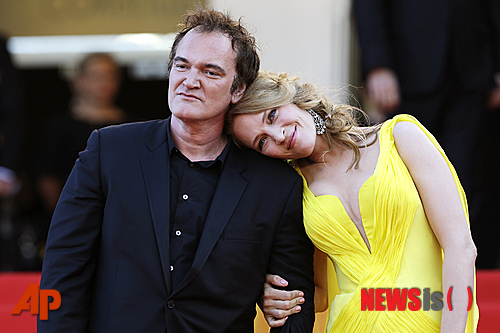 【서울=뉴시스】손정빈 기자 = 할리우드의 거장 퀜틴 타란티노(51) 감독과 그의 뮤즈로 불리는 배우 우마 서먼(44)이 열애 중이다.&nbsp; 28일(현지시간) 미국 연예매체 '어스 위클리'에 따르면, 타란티노 감독과 서먼은 최근 연인 사이로 발전했다. 24일 폐막한 제67회 칸 국제영화제에 함께 참석한 두 사람은 영화제 기간 내내 함께 칸의 해변을 즐겼고, 숙소 또한 같이 사용했다고 한다.&nbsp; 어스위클리는 한 측근의 말을 빌려 "타란티노 감독이 서먼을 몇 년 전부터 짝사랑했다"고 전했다.&nbsp; 두 사람은 타란티노 감독의 1994년 작 '펄프픽션'을 통해 인연을 맺었다. 당시 우마 서먼은 주인공 '미아 웰러스' 역을 맡아 톱스타 반열에 올랐다. 이 영화에서 서먼과 존 트래볼타가 함께 가위춤을 추는 장면은 수많은 다른 영화에서 패러디되며 명장면으로 남아 있다.&nbsp; 타란티노 감독은 이 영화로 그해 칸 국제영화제에서 최고상인 황금종려상을 받았다.&nbsp; 우마 서먼은 2003년 타란티노 감독의 액션 영화 '킬 빌' 시리즈에도 출연했다. 서먼이 이소룡을 연상케 하는 노란색 트레이닝복을 입고 칼을 휘두르는 장면 또한 영화사에 손꼽힐 만한 장면으로 기억된다.&nbsp; 퀜틴 타란티노 감독은 '저수지의 개들'(1992) '펄프픽션'(1994) '재키브라운'(1997) '킬 빌'(2003) '바스터즈: 거친 녀석들'(2009) '장고: 분노의 추적자'(2012) 등을 연출했다.&nbsp; 우마 서먼은 '펄프 픽션'(1994) '가타카'(1997) '킬 빌'(2003) '퍼시 잭슨과 번개 도둑'(2010) 등에 출연했다.&nbsp; 타란티노 감독은 총각이다. 서먼은 개리 올드먼과 결혼 2년만인 1992년 이혼했고, 이선 호크와 1998년 재혼했다가 2004년 갈라섰다. 2007년부터 사귄 프랑스 금융가 아파드 부송과 사이에 딸(2)도 낳았다. 호크와의 사이에도 16세 딸과 12세 아들을 뒀다.&nbsp; jb@newsis.com