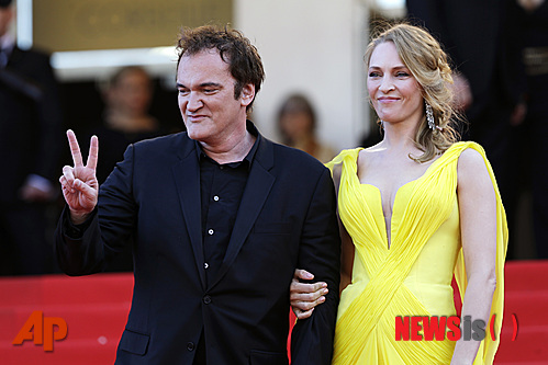 【서울=뉴시스】손정빈 기자 = 할리우드의 거장 퀜틴 타란티노(51) 감독과 그의 뮤즈로 불리는 배우 우마 서먼(44)이 열애 중이다.&nbsp; 28일(현지시간) 미국 연예매체 '어스 위클리'에 따르면, 타란티노 감독과 서먼은 최근 연인 사이로 발전했다. 24일 폐막한 제67회 칸 국제영화제에 함께 참석한 두 사람은 영화제 기간 내내 함께 칸의 해변을 즐겼고, 숙소 또한 같이 사용했다고 한다.&nbsp; 어스위클리는 한 측근의 말을 빌려 "타란티노 감독이 서먼을 몇 년 전부터 짝사랑했다"고 전했다.&nbsp; 두 사람은 타란티노 감독의 1994년 작 '펄프픽션'을 통해 인연을 맺었다. 당시 우마 서먼은 주인공 '미아 웰러스' 역을 맡아 톱스타 반열에 올랐다. 이 영화에서 서먼과 존 트래볼타가 함께 가위춤을 추는 장면은 수많은 다른 영화에서 패러디되며 명장면으로 남아 있다.&nbsp; 타란티노 감독은 이 영화로 그해 칸 국제영화제에서 최고상인 황금종려상을 받았다.&nbsp; 우마 서먼은 2003년 타란티노 감독의 액션 영화 '킬 빌' 시리즈에도 출연했다. 서먼이 이소룡을 연상케 하는 노란색 트레이닝복을 입고 칼을 휘두르는 장면 또한 영화사에 손꼽힐 만한 장면으로 기억된다.&nbsp; 퀜틴 타란티노 감독은 '저수지의 개들'(1992) '펄프픽션'(1994) '재키브라운'(1997) '킬 빌'(2003) '바스터즈: 거친 녀석들'(2009) '장고: 분노의 추적자'(2012) 등을 연출했다.&nbsp; 우마 서먼은 '펄프 픽션'(1994) '가타카'(1997) '킬 빌'(2003) '퍼시 잭슨과 번개 도둑'(2010) 등에 출연했다.&nbsp; 타란티노 감독은 총각이다. 서먼은 개리 올드먼과 결혼 2년만인 1992년 이혼했고, 이선 호크와 1998년 재혼했다가 2004년 갈라섰다. 2007년부터 사귄 프랑스 금융가 아파드 부송과 사이에 딸(2)도 낳았다. 호크와의 사이에도 16세 딸과 12세 아들을 뒀다.&nbsp; jb@newsis.com