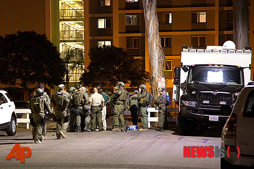 【이슬라비스타(캘리포니아)=AP/뉴시스】23일밤 캘리포니아 주 이슬라비스타에서 한 대학생이 저지른 총기난사 사건을 경찰들이 조사하고 있다. 영화 '헝거 게임스'의 조감독 피터 로저의 대학생 아들 엘리엇 로저는 6명을 살해하고 7명을 부상시킨 뒤 사망했다.