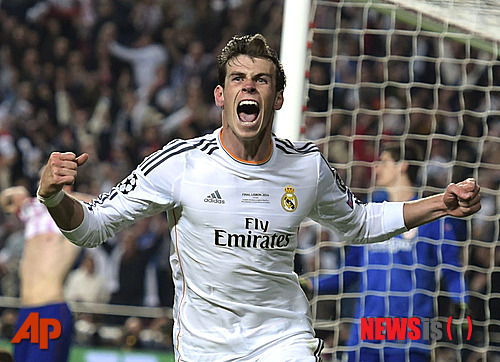 Real's Gareth Bale celebrates scoring his side's 2nd goal, during the Champions League final soccer match between Atletico Madrid and Real Madrid, at the Luz stadium, in Lisbon, Portugal, Saturday, May 24, 2014. (AP Photo/Manu Fernandez)