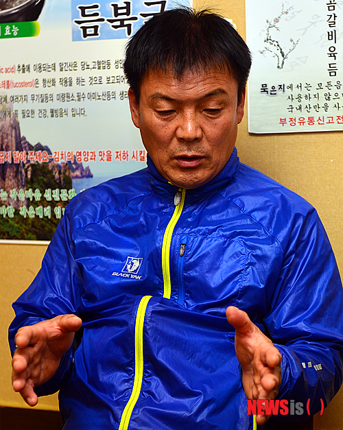 【진도=뉴시스】류형근 기자 = 세월호 침몰사고로 외조카를 잃은 박근완(57)씨가 지난 24일 오후 전남 진도군 진도읍 한 식당에서 뉴시스와 만나 심경을 토로하고 있다. 진도에서 거주하고 있는 박씨는 세월호 참사로 생계마저 위협을 받고 있는 동시에 외사촌도 잃어 이중고통을 겪고 있다. 2014.05.25&nbsp; hgryu77@newsis.com