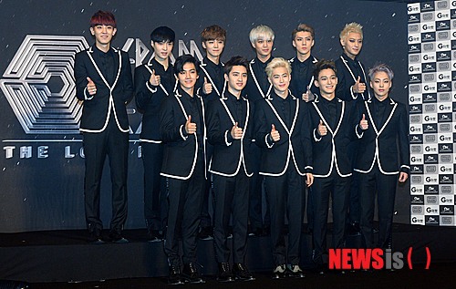 【서울=뉴시스】박찬수 기자 = 그룹 엑소(EXO)가 25일 오후 서울 송파구 방이동 올림픽공원 체조경기장에서 열리는 첫 단독 콘서트 'EXO FROM. EXOPLANET #1-THE LOST PLANET-' 서울 공연에 앞서 기자회견을 열고 포즈를 취하고 있다.&nbsp; 'MAMA', '늑대와 미녀', '으르렁', '중독' 등 히트곡 행진을 이어가고 있는 그룹 엑소는 이날 서울 공연을 시작으로 베이징, 상하이, 홍콩, 도쿄, 오사카 등 아시아 주요 도시에서 콘서트로 팬들과 만날 예정이다. 2014.05.25.&nbsp; redchacha1@newsis.com 