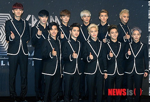 【서울=뉴시스】박찬수 기자 = 그룹 엑소(EXO)가 25일 오후 서울 송파구 방이동 올림픽공원 체조경기장에서 열리는 첫 단독 콘서트 'EXO FROM. EXOPLANET #1-THE LOST PLANET-' 서울 공연에 앞서 기자회견을 열고 포즈를 취하고 있다.&nbsp; 'MAMA', '늑대와 미녀', '으르렁', '중독' 등 히트곡 행진을 이어가고 있는 그룹 엑소는 이날 서울 공연을 시작으로 베이징, 상하이, 홍콩, 도쿄, 오사카 등 아시아 주요 도시에서 콘서트로 팬들과 만날 예정이다. 2014.05.25.&nbsp; redchacha1@newsis.com