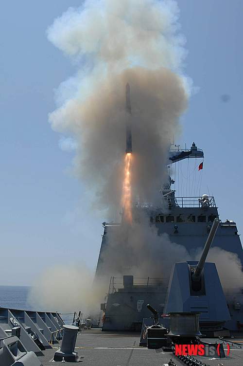 【서울=뉴시스】방위사업청은 국산 장거리 대잠(對潛) 유도미사일인 '홍상어'의 시험사격 결과 7일 2발(연습탄 1발, 전투탄 1발)에 이어 23일 전투탄 1발도 명중했다고 26일 밝혔다.2014.05.26.(사진 = 방사청 제공)&nbsp;&nbsp;&nbsp; photo@newsis.com