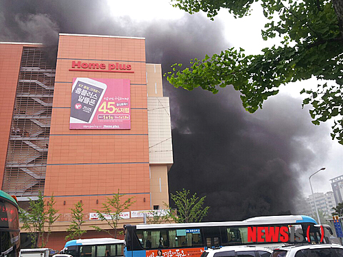 【서울=뉴시스】26일 오전 9시 2분께 경기도 고양시 일산동구 고양종합터미널 지하1층에서 원인 미상의 화재가 발생했다.&nbsp;&nbsp; 이 화재로 3명이 숨지고 10명이 연기를 마시고 인근 병원으로 후송된 것으로 확인됐다. 2014.05.26. (사진=독자 제공)&nbsp;&nbsp;&nbsp;&nbsp;&nbsp; photo@newsis.com 