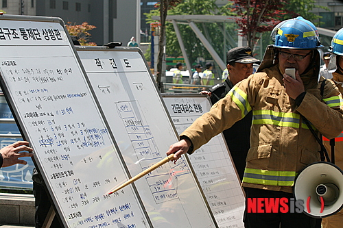 【고양=뉴시스】이경환 기자 = 26일 오전 경기 고양시 일산동구 고양시외버스종합터미널에서 서은석 일산소방서장이 화재 사고 내용과 피해상황을 브리핑하고 있다. 2014.5.26 lkh@newsis.com