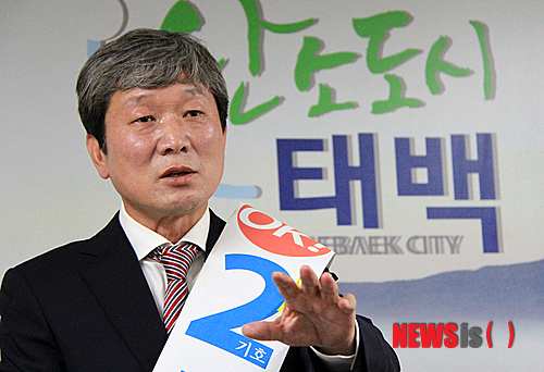 【태백=뉴시스】홍춘봉 기자 = 김동욱 새정치민주연합 강원 태백시장 후보는 27일 태백시청 브리핑룸에서 기자회견을 통해 "공직사회 조직원에게 희망을 주는 리더가 되겠다"고 발표하고 있다. 2014.05.27.&nbsp; casinohong@newsis.com &nbsp; 