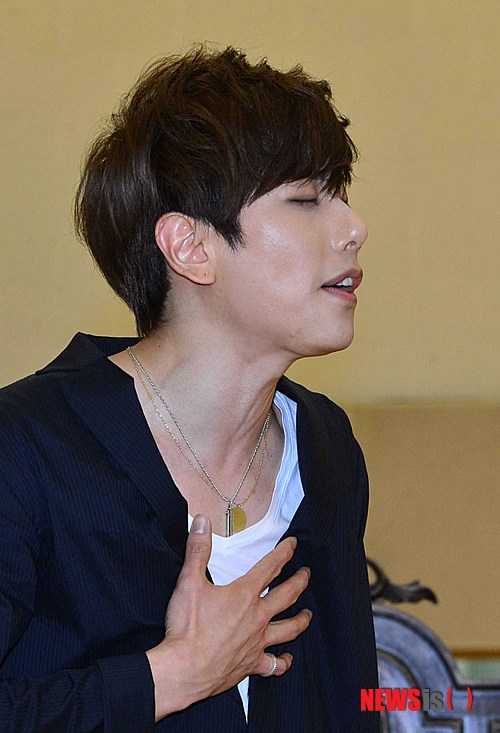 【서울=뉴시스】고승민 기자 = 27일 오후 서울 중구 예장동 남산창작센터에서 뮤지컬 '모차르트!' 연습 공개현장에서 모차르트역을 맡은 가수 박효신이 열연하고 있다.&nbsp; 18세기 유럽 천재 음악가 모차르트의 사랑과 자유를 갈망하는 인간적인 모습을 그린 뮤지컬 '모차르트!'는 내달 14일부터 8월 3일까지 세종문화회관 대극장에서 열린다. 2014.05.27.&nbsp; kkssmm99@newsis.com