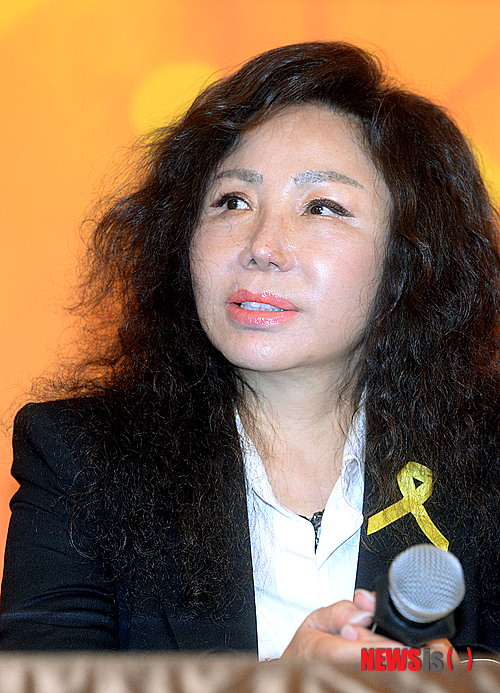 【서울=뉴시스】최동준 기자 = 가수 김추자가 27일 오후 서울 중구 소공동 롯데호텔에서 열린 컴백 기자회견에 참석하고 있다. 2014.05.27.&nbsp;&nbsp; photocdj@newsis.com