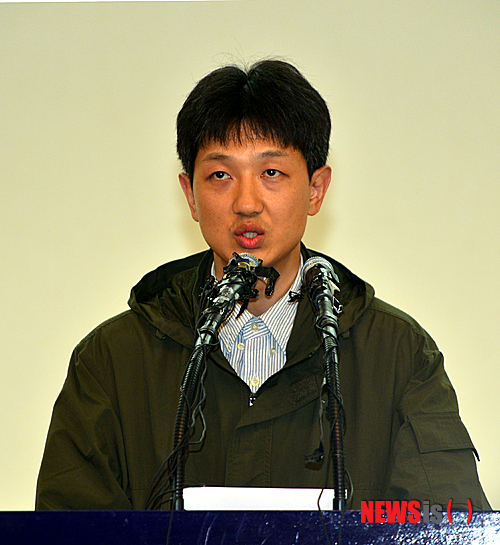 【진도=뉴시스】류형근 기자 = 실종자가족대책위원회 법률대리인 배의철 변호사가 세월호 침몰사고 42일째인 27일 오후 전남 진도군 진도읍 진도군청 상황실에서 '청와대 대변인의 발언과 수색 방안에 대한 가족의 입장'에 대해 기자회견을 하고 있다. 2014.05.27. hgryu77@newsis.com