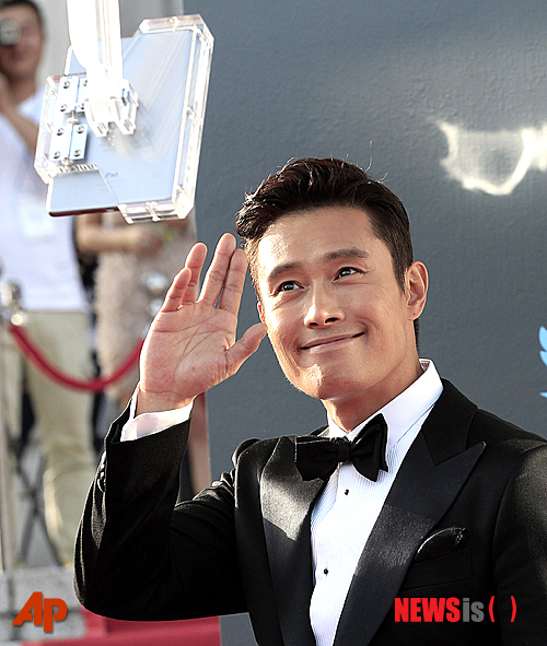 【서울=뉴시스】오제일 기자 = 영화배우 이병헌(44)과 함께 찍은 영상을 인터넷에 유포하겠다며 협박한 뒤 금품을 요구한 여성 2명이 경찰 조사를 받고 있다.&nbsp; kafka@newsis.com&nbsp; 