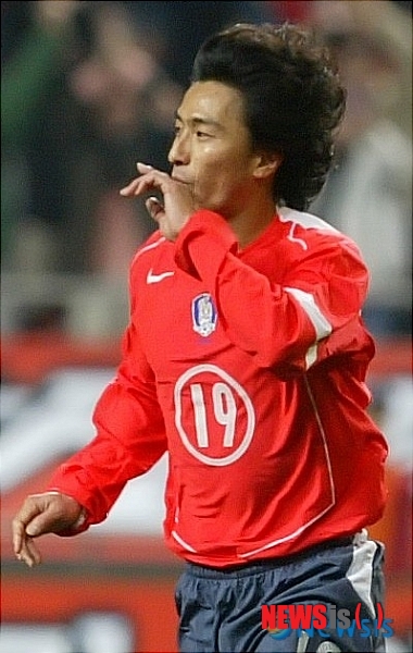 【서울=뉴시스】지난 2002한일월드컵 16강 한국과 이탈리아의 경기에서 안정환은 연장 후반 12분 극적인 골든골을 터뜨리며 한국에 승리를 안겼다. 사진은 2005년 서울드컵경기장에서 열린 스웨덴과의 평가전에서 선제골을 넣은 뒤 기뻐하고 있는 안정환의 모습.2014.5.28. 