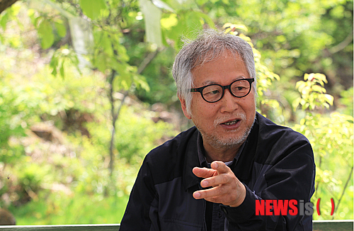 【포천=뉴시스】이종구 기자 = 포천생명역동농업실천연구회 김산동 회장이 27일 포천 고모리 자신의 친환경 유기농 식당 ‘물꼬방’에서 뉴시스와 인터뷰를 하고 있다. 2014.05.28&nbsp;&nbsp; leejg@newsis.com&nbsp; 