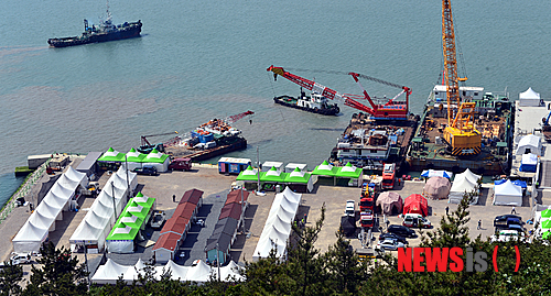 【진도=뉴시스】류형근 기자 = 세월호 참사 43일째인 28일 오후 전남 진도군 임회면 팽목항 임시주차장 부지에 천막촌이 조성되고 있다. 2014.05.28.&nbsp; hgryu77@newsis.com 