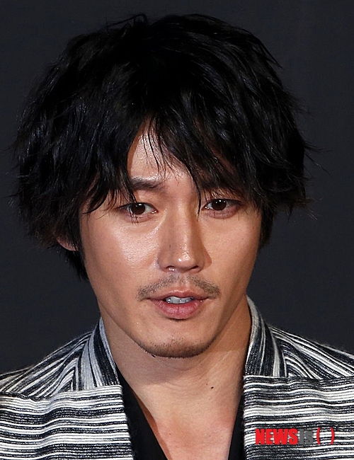 【서울=뉴시스】박영주 기자 = 탤런트 장혁이 영화 ‘순수의 시대’에 출연한다,&nbsp; ‘순수의 시대’는 전쟁이 난무하고 차기 왕좌를 둘러싼 모략이 끊이지 않던 조선 초기, 비극적인 운명 속에서 싹튼 가장 순수한 욕망을 다룬다.&nbsp; 영화 ‘블라인드’를 연출한 안상훈 감독, 1000만 관객을 모은 영화 ‘7번방의 선물’을 제작한 화인웍스가 힘을 합친다.&nbsp; 장혁은 왕좌에 오르기 위해 음모를 꾸미는 냉혹한 야심가 ‘정안군’을 맡았다. 배신과 음모의 캐릭터다. 냉철한 삼군부사 ‘민재’(신하균)와 팽팽히 맞선다.&nbsp; 강한나, 강하늘 등이 함께한다.&nbsp; gogogirl@newsis.com