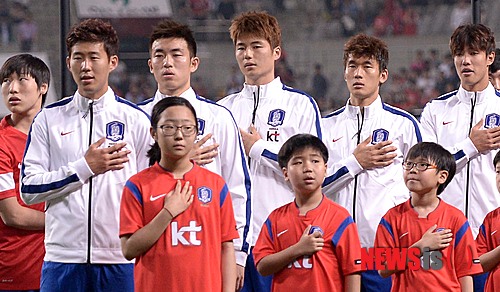 【서울=뉴시스】김인철 기자 = 28일 오후 서울 월드컵경기장에서 열린 하나은행 초청 축구국가대표팀 친선경기 대한민국과 튀니지의 경기에 앞서 한국 선수들이 애국가를 부르고 있다. 기성용이 왼손으로 국민의례를 하고 있다. 2014.05.28.&nbsp; yatoya@newsis.com