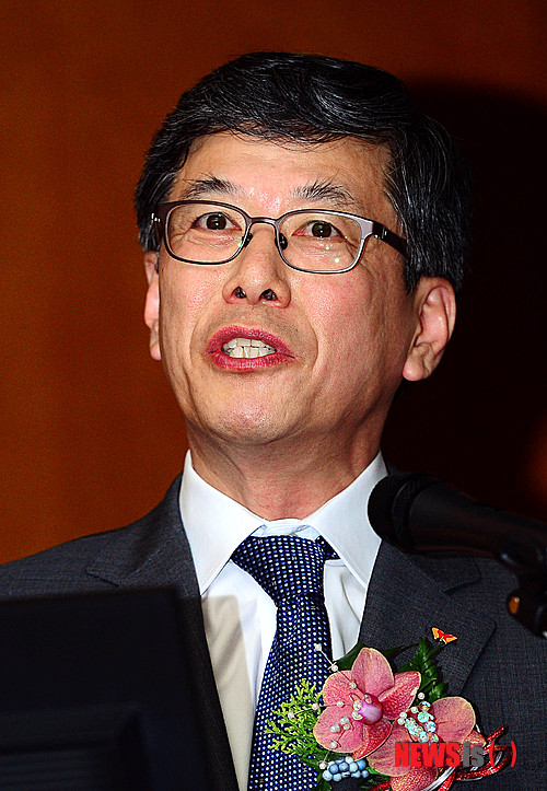 【서울=뉴시스】박문호 기자 = 하성민 SK텔레콤 사장이 29일 오전 서울 중구 명동11길 전국은행연합회관에서 열린 'ICT(정보통신기술) 발전 대토론회'에서 기조발표를 하고 있다.&nbsp; 하 사장은 미래 30년 ICT 발전 방향에 대한 화두로 인간을 이해하고 닮아가는 기술의 성숙과 사람과 기기, 가상과 현실을 포함한 모든 것이 연결되는 'ICT노믹스(ICT + Economics)'를 제시했다. 2014.05.29.&nbsp; go2@newsis.com