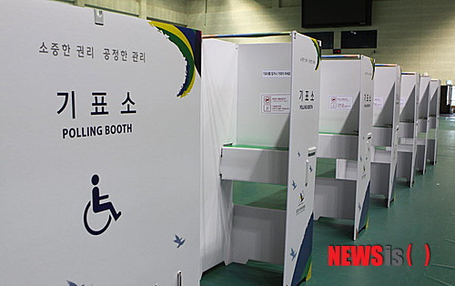 【화천=뉴시스】한윤식 기자 = 6·4지방선거 사전투표를 하루 앞둔 29일 강원 화천군 하남면 사전투표소인 실내체육관에서 관계자들이 투표소를 설치하고 있다. 2014.05.29.&nbsp;&nbsp; ysh@newsis.com&nbsp;&nbsp; 