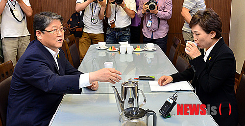 【서울=뉴시스】박동욱 기자 = 29일 오후 서울 여의도 국회 의원회관 의원식당에서 세월호 국조특위 새누리당 조원진(왼쪽) 간사와 새정치민주연합 김현미 간사가 만나 협상에 앞서 취재진 질문에 답하고 있다. 2014.05.29.&nbsp; fufus@newsis.com