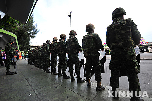 【방콕=신화/뉴시스】태국 군인들이 29일 방콕 전승기념탑 주변에서 경계를 강화하고 있다. 이날 외무부는 군부 주도의 '국가 평화·질서 회의'(NCPO)의 우선 과제는 정부 행정의 정상화와 이에 따른 핵심 정책의 실행이라고 밝혔다. 2014.05.30