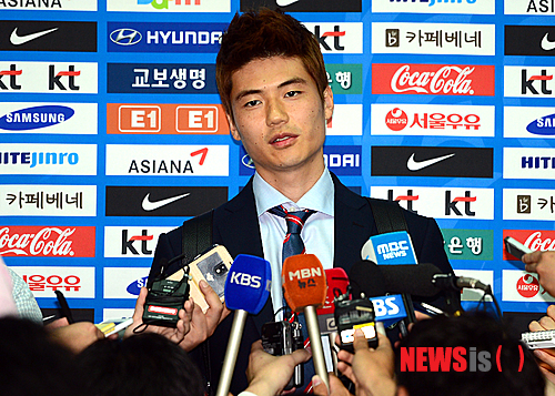 【인천공항=뉴시스】조성봉 기자 = 기성용 선수가 브라질 월드컵 개막을 약 보름 앞둔 30일 오전 인천국제공항에서 마지막 전지훈련지인 미국 마이애미로 출국하기 전 취재진의 질문에 답변하고 있다. 2014.05.30.&nbsp; suncho21@newsis.com 