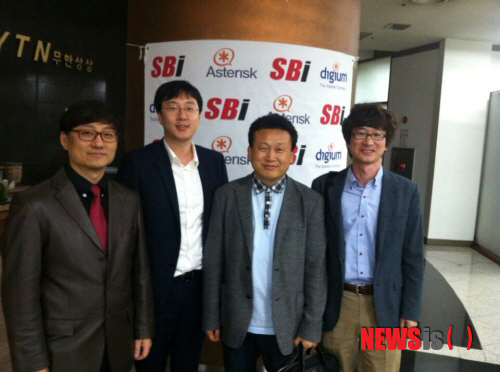 【서울=뉴시스】민기홍 기자 = 제1회 아스터리스크 세미나에서 김주경 비제로 실장, 유희훈 Sbi 사장, 권무혁 아스터리스트 연구소장, 김영락 위미디어 이사(왼쪽부터)가 한 자리에 모였다. 2014.05.30. (사진=에스비인터렉티브 제공) 