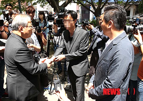 【서울=뉴시스】박찬수 기자 = 30일 세월호 유족 대책위 대표들이 서울 중구 명동 천주교 서울대교구청을 찾아 염수정 추기경을 면담했다. 염추기경이 대표들을 맞이하고 있다. 2014.05.30. photo@newsis.com