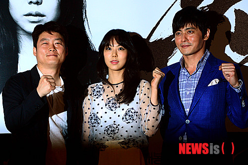 【서울=뉴시스】박문호 기자 = 배우 장동건(오른쪽부터), 김민희, 감독 이정범이 30일 오후 서울 성동구 행당동 CGV 왕십리점에서 열린 영화 '우는 남자(감독 이정범)' 기자간담회에서 파이팅을 외치고 있다. 2014.05.30.&nbsp; go2@newsis.com