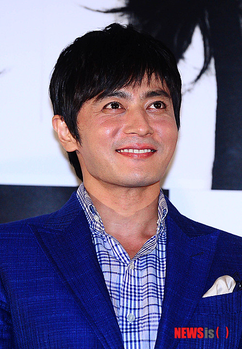 【서울=뉴시스】박문호 기자 = 배우 장동건이 30일 오후 서울 성동구 행당동 CGV 왕십리점에서 열린 영화 '우는 남자(감독 이정범)' 기자간담회에서 '40대 배우'라는 기자의 말에 웃고 있다. 2014.05.30.&nbsp; go2@newsis.com