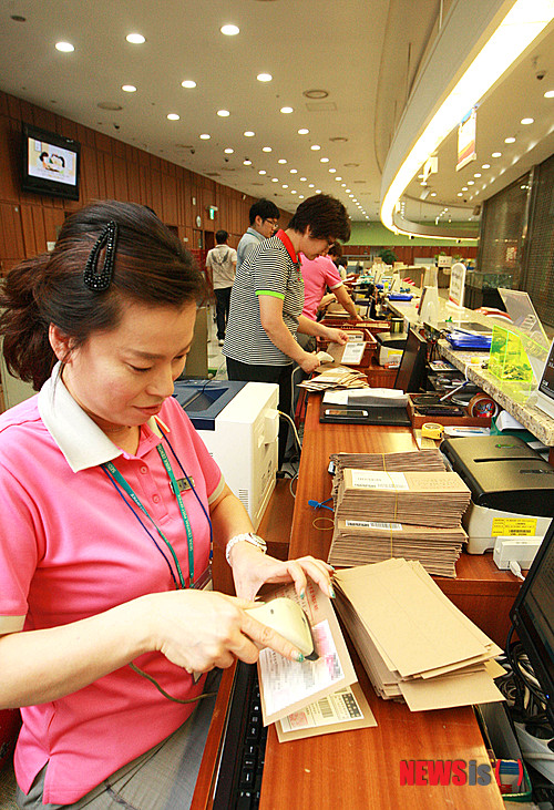 【서울=뉴시스】박문호 기자 = 6·4 지방선거 사전투표가 첫날인 30일 오후 서울중앙우체국 직원들이 중구선거관리위원회에서 인수한 사전투표회송우편물을 접수하고 있다.&nbsp; 우체국은 사전투표 마지막 날인 31일까지 사전투표회송우편물을 접수해 6월 2일까지 해당 선거관리위원회로 배달한다. 2014.05.29. (사진=서울지방우정청 제공)&nbsp; photo@newsis.com