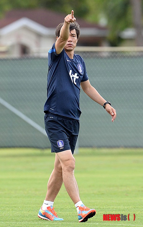 【마이애미(미국)=뉴시스】박영태 기자 = 2014브라질월드컵에 출전하는 축구국가대표팀의 홍명보 감독이 31일(현지시각) 오후 전지훈련지인 미국 플로리다주 마이애미의 세인트토마스 대학 운동장에서 선수들에게 열정적인 모습으로 훈련을 지시하고 있다. 2014.06.01.&nbsp; since1999@newsis.com