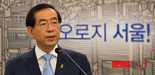 【서울=뉴시스】조종원 기자 = 박원순 새정치민주연합 서울시장 후보가 1일 오전 서울 종로구 선거 캠프 사무소 기자실에서 서울시친환경농산물 급식시스템 관련 기자회견을 하고 있다. 2014.06.01.&nbsp; choswat@newsis.com