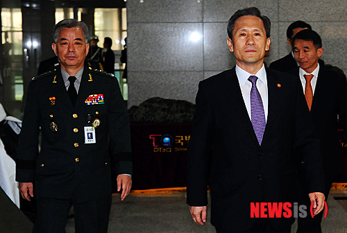 【서울=뉴시스】박주성 기자 = 박근혜 대통령이 공석인 청와대 국가안보실장에 김관진 국방장관을 김관진 국방장관의 이동으로 공석이 된 후임 국방부 장관에 한민구 전 합참의장을 내정했다. 사진은 2011년 9월 용산 국방부 국정감사때 감사장으로 들어가는 김관진 국방장관과 한민구 합참의장. 2014.06.01. (사진=뉴시스 DB)&nbsp; park7691@newsis.com 