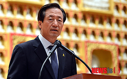 【서울=뉴시스】조종원 기자 = 정몽준 새누리당 서울시장 후보가 1일 오전 서울 서초구 관문사 옥불보전에서 열린 '세월호 희생자와 호국 영령 천도재 및 참회 대법회'에 참석해 인사말을 하고 있다. 2014.06.01.&nbsp; photo@newsis.com