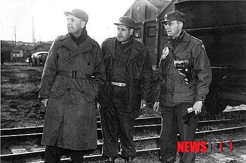 【서울=뉴시스】흥남항구가 폭파되는 광경을 지켜보는 미군 장교들과 에드워드 L 로우니(오른쪽)