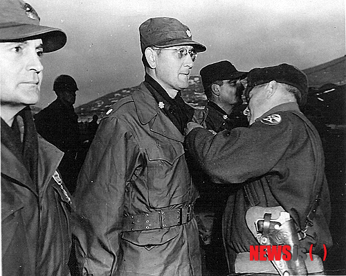 【서울=뉴시스】에드워드 M 아몬드 장군(오른쪽)이 에드워드 L 로우니(가운데)에게 훈장을 수여하고 있다. 