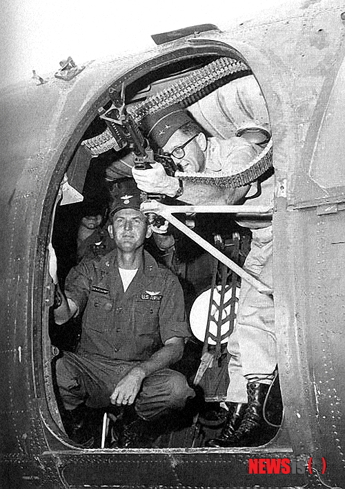 【서울=뉴시스】전투용 헬리콥터를 실험하고 있는 에드워드 L 로우니 장군(오른쪽) 