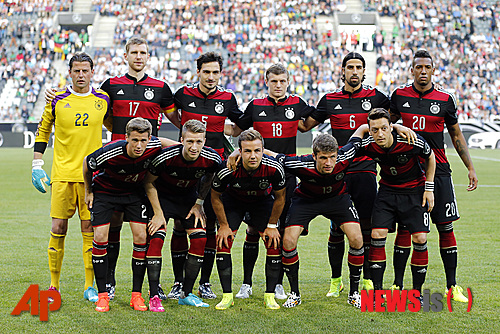 【묀헨글라드바흐=AP/뉴시스】'전차군단' 독일의 요아힘 뢰브 감독은 2일(한국시간) 마리오 괴체·마누엘 노이어(이상 바이에른 뮌헨)·메수트 외질·루카스 포돌스키(이상 아스날)·안드레 쉬를레(첼시) 등 신구가 조화된 2014브라질월드컵 23명 최종명단을 발표했다. 사진은 지난 2일 독일 묀헨글라드바흐에서 열린 카메룬과의 평가전을 앞두고 기념사진을 찍고 있는 독일 선수들의 모습.2014.6.3.