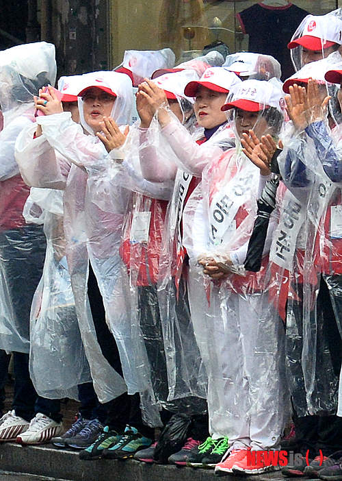 【서울=뉴시스】박동욱 기자 = 비가 내린 2일 오후 서울 동작구 성대시장에서 선거운동원들이 지지를 호소하고 있다. 2014.06.02.&nbsp; fufus@newsis.com