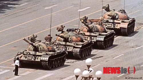 【베이징=AP/뉴시스】 AP통신 사진기자 제프 와이드너가 찍은 사진으로, 지난 1989년 6월5일 중국 베이징(北京) 중심가 창안제(長安街)에서 한 남성이 맨몸으로 4대의 탱크를 막아섰다. 탱크맨이라는 별명이 생긴 이 남성은 '톈안먼 사태', 총칼을 향한 외로운 저항의 상징으로 전 세계적으로 널리 알려졌지만 정작 중국에서는 잘 알려져 있지 않다. 2014.06.02