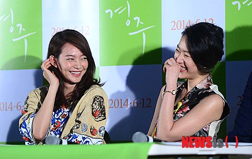 【서울=뉴시스】전신 기자 = 2일 오후 서울 광진구 롯데시네마 건대입구점에서 열린 영화 '경주' 언론시사회에서 배우 신민아와 윤진서가 장률 감독의 답변에 웃고 있다. 2014.06.02.&nbsp; photo1006@newsis.com