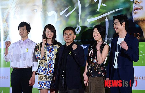【서울=뉴시스】전신 기자 = 2일 오후 서울 광진구 롯데시네마 건대입구점에서 열린 영화 '경주' 언론시사회에서 장률 감독과 출연 배우들이 포즈를 취하고 있다. 2014.06.02.&nbsp; photo1006@newsis.com