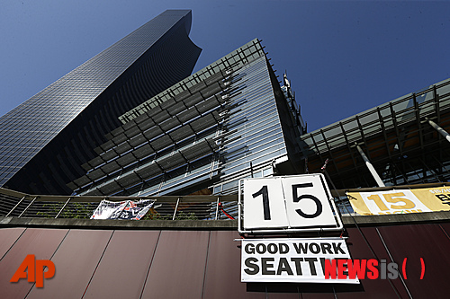 【시애틀=AP/뉴시스】‘15 굿 워크 시애틀’이라고 쓰인 사인이 2일(현지시간) 최저 임금 시간당 15달러 인상안이 시애틀시 시의회를 통과한 뒤 시애틀 시청(오른쪽)과 컬럼비아 센터(왼쪽) 사이에 걸려 있다. 2014.06.03