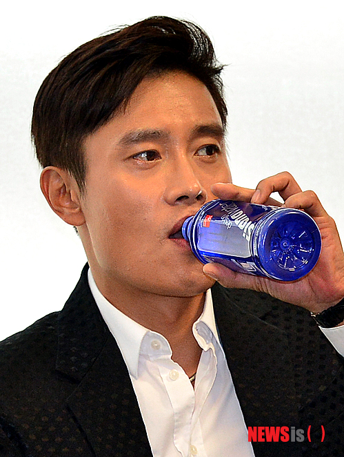 【서울=뉴시스】조종원 기자 = 3일 오전 서울 종로구 호주대사관 호주센터에서 열린 '아시아 태평양 스크린 어워즈'에 참석한 배우 이병헌이 물을 마시고 있다. 2014.06.03.&nbsp; choswat@newsis.com