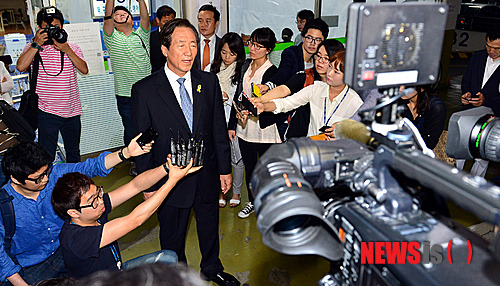 【서울=뉴시스】조종원 기자 = 정몽준 새누리당 서울시장 후보가 6·4지방선거 투표날인 4일 오전 서울 동작구 삼성래미안 아파트 제6 투표소를 찾아 투표를 하고 취재진의 질문에 답변을 하고 있다. 2014.06.04.&nbsp; choswat@newsis.com