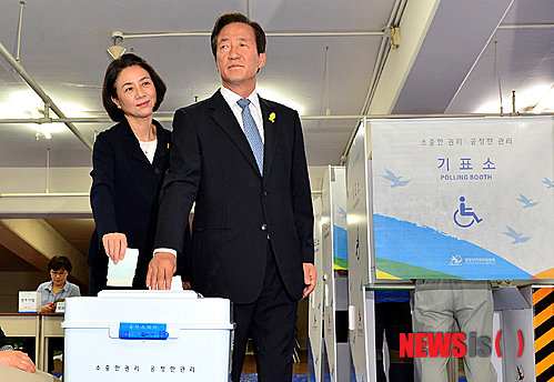 【서울=뉴시스】조종원 기자 = 정몽준 새누리당 서울시장 후보가 부인 김영명씨와 함께 6·4지방선거 투표날인 4일 오전 서울 동작구 삼성래미안 아파트 제6 투표소를 찾아 투표를 하고 있다. 2014.06.04.&nbsp; choswat@newsis.com