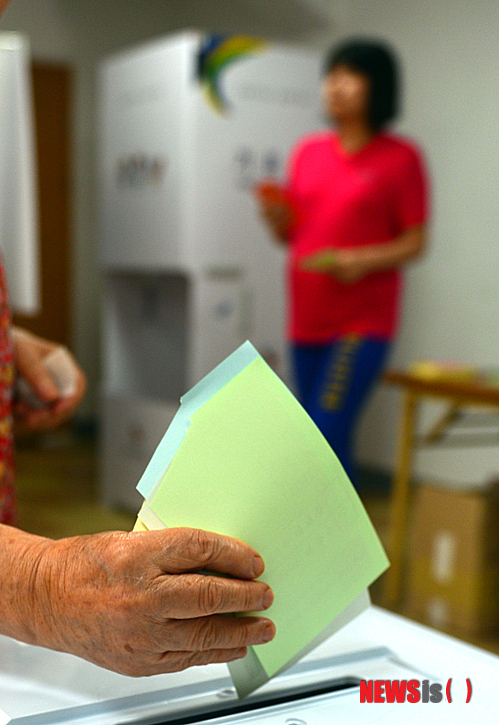 【광주=뉴시스】류형근 기자 = 제6회 전국동시지방선거일인 4일 오전 광주 남구 봉선2동 제2투표소(남구문화예술회관 1층)에서 한 유권자가 소중한 한표를 행사하고 있다. 2014.06.04&nbsp; hgryu77@newsis.com